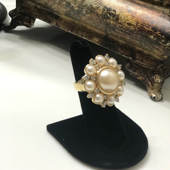 FASHIONABLE gold tone ring. Pearls and crystals. - Picture 2 of 5
